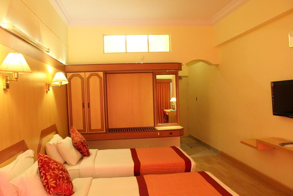 Yasodha Towers Hotel Hosūr Екстериор снимка