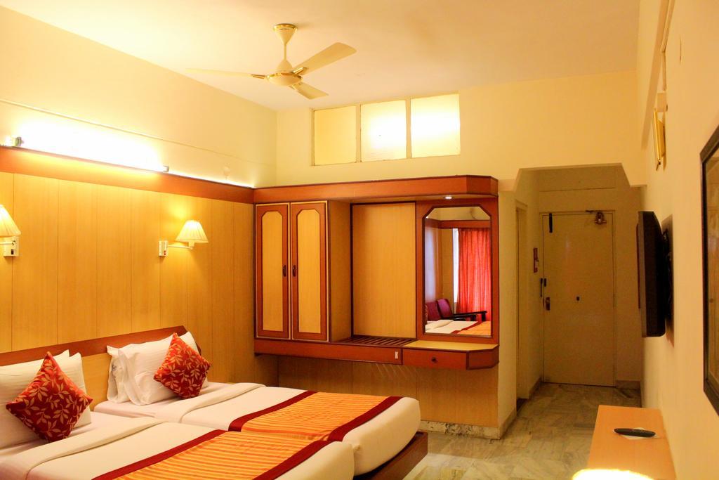 Yasodha Towers Hotel Hosūr Екстериор снимка