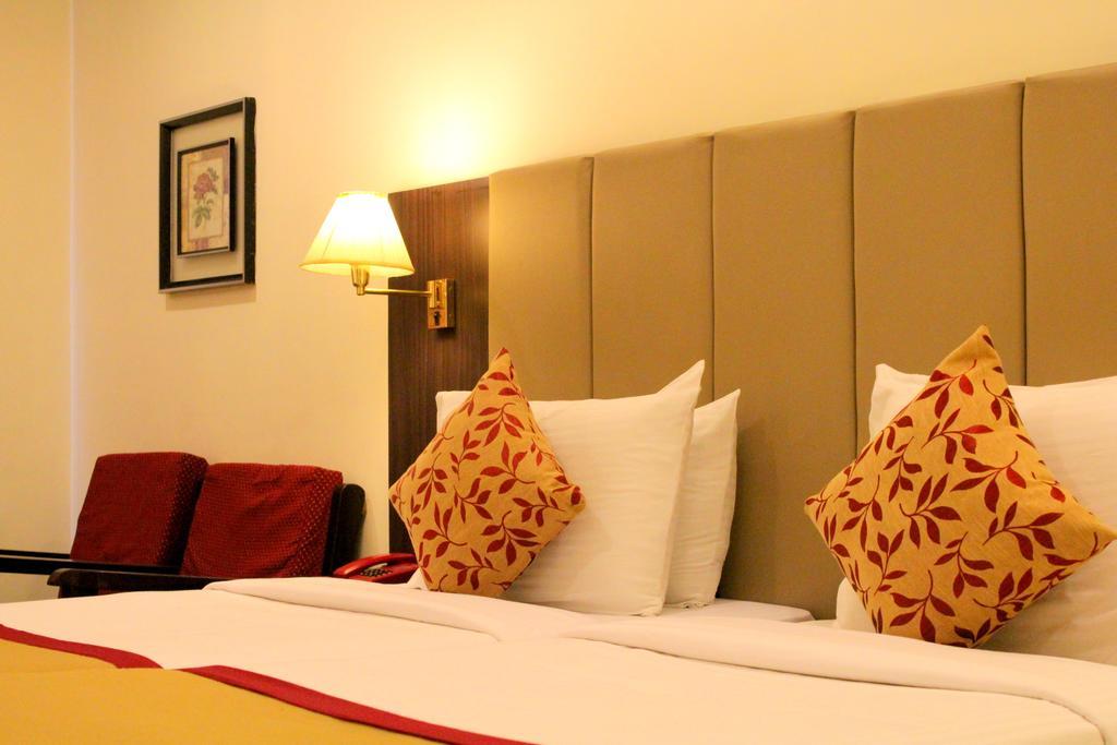 Yasodha Towers Hotel Hosūr Екстериор снимка