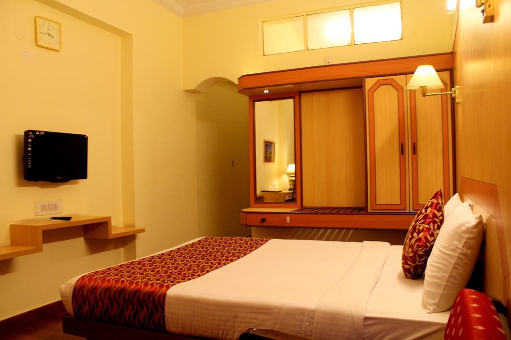 Yasodha Towers Hotel Hosūr Стая снимка