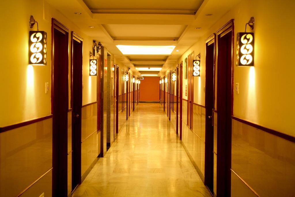 Yasodha Towers Hotel Hosūr Екстериор снимка