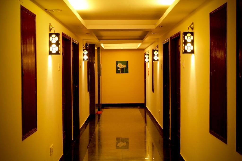 Yasodha Towers Hotel Hosūr Екстериор снимка