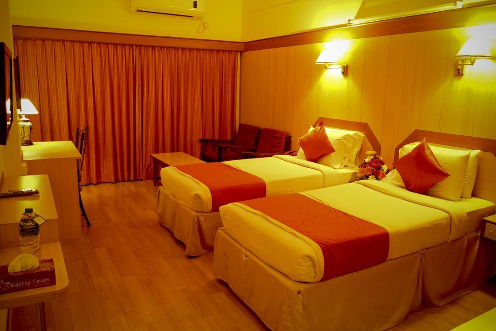 Yasodha Towers Hotel Hosūr Екстериор снимка