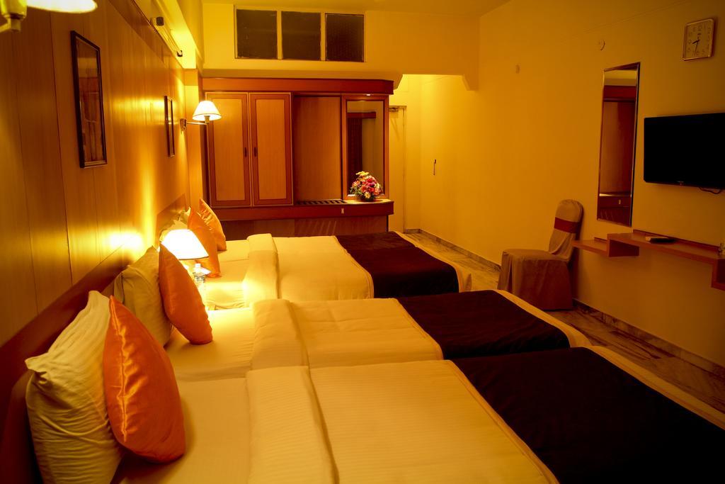 Yasodha Towers Hotel Hosūr Екстериор снимка