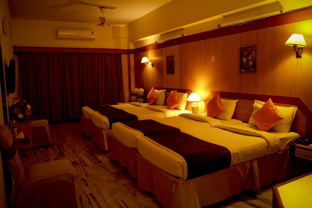 Yasodha Towers Hotel Hosūr Екстериор снимка