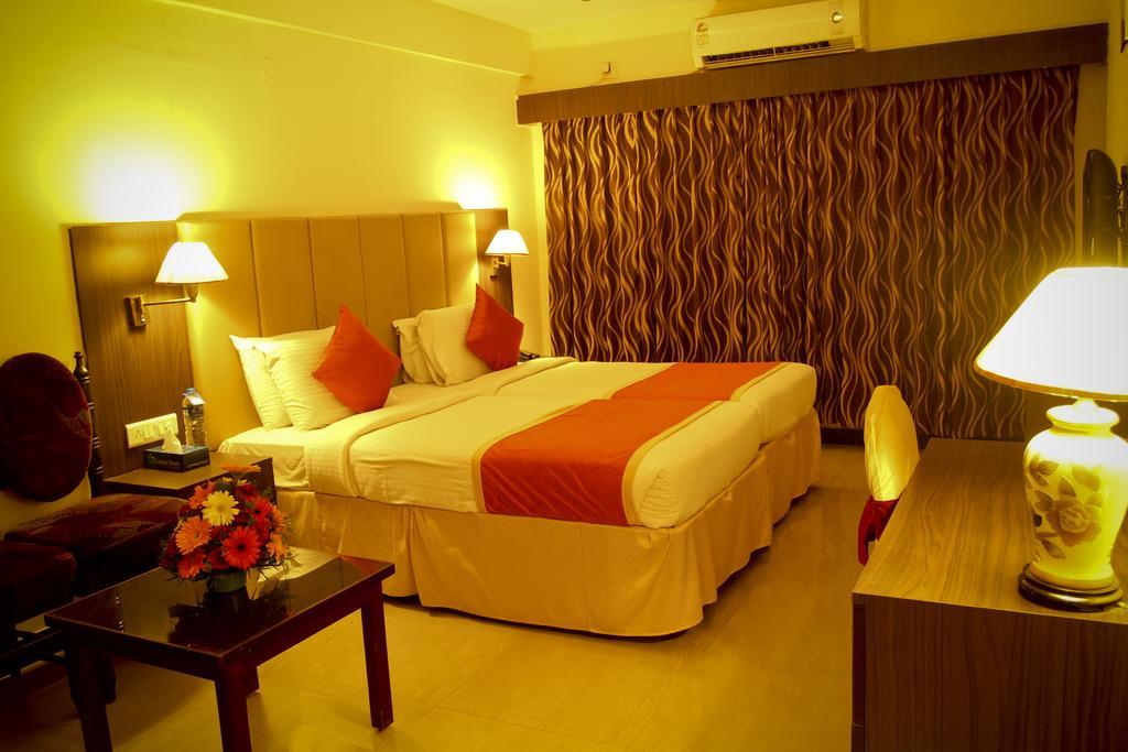 Yasodha Towers Hotel Hosūr Екстериор снимка